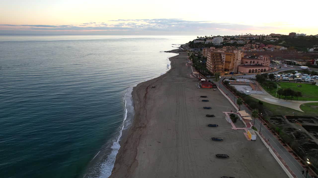 Veduta aerea del tramonto a Fuengirola, Spagna del Sud, Andalusia, orizzonte arancione mozzafiato, spiaggia marina, parco, lungomare