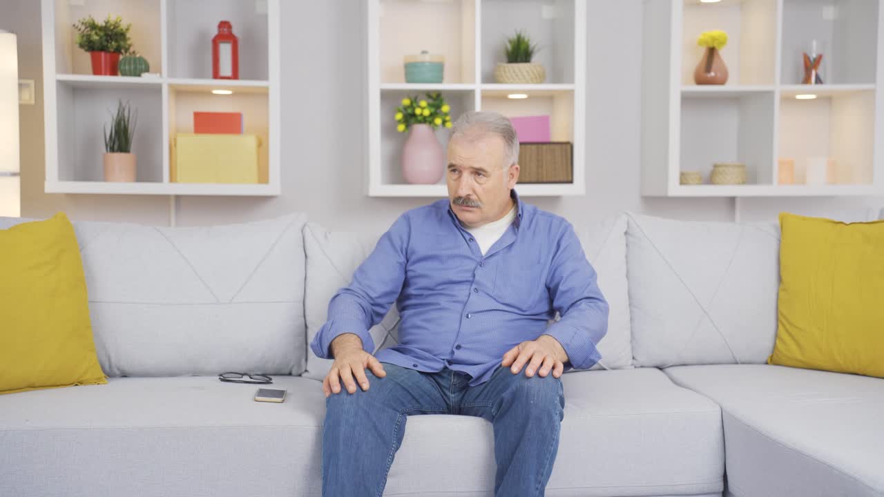 Uomo anziano preoccupato e nervoso, stanco della solitudine