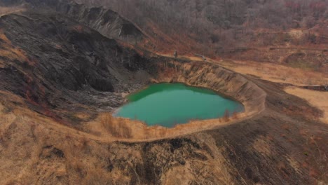 Volando-Sobre-El-Lago-Del-Cráter-Turquesa-Vivo-En-Hokkaido