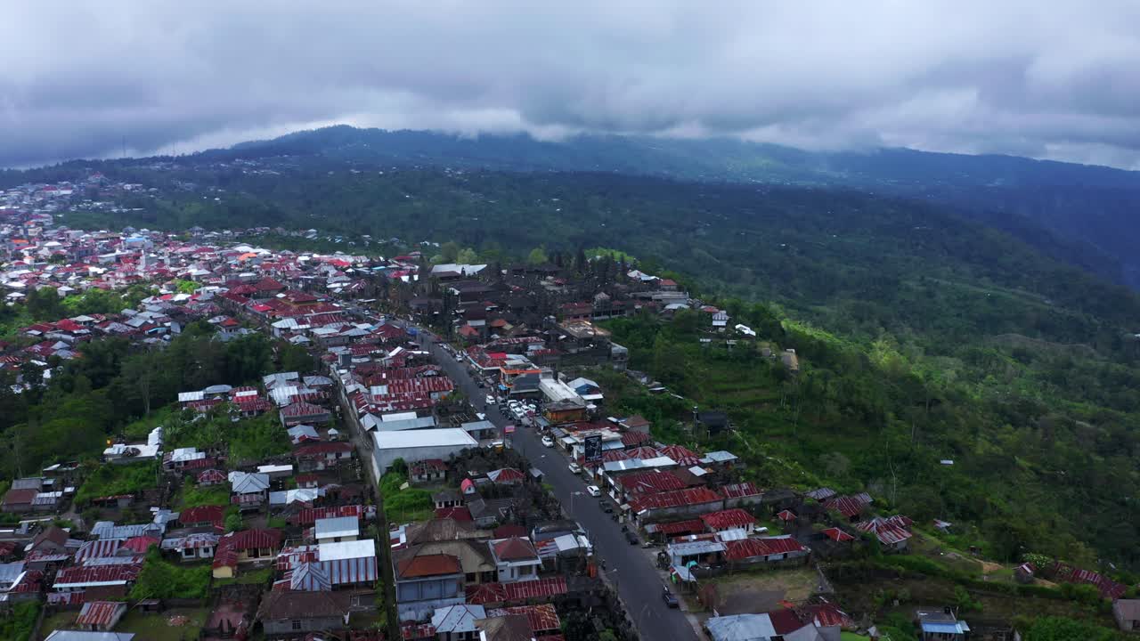 Vista aérea del pueblo de Kintamani en Bali, Indonesia en un día nublado - toma de dron
