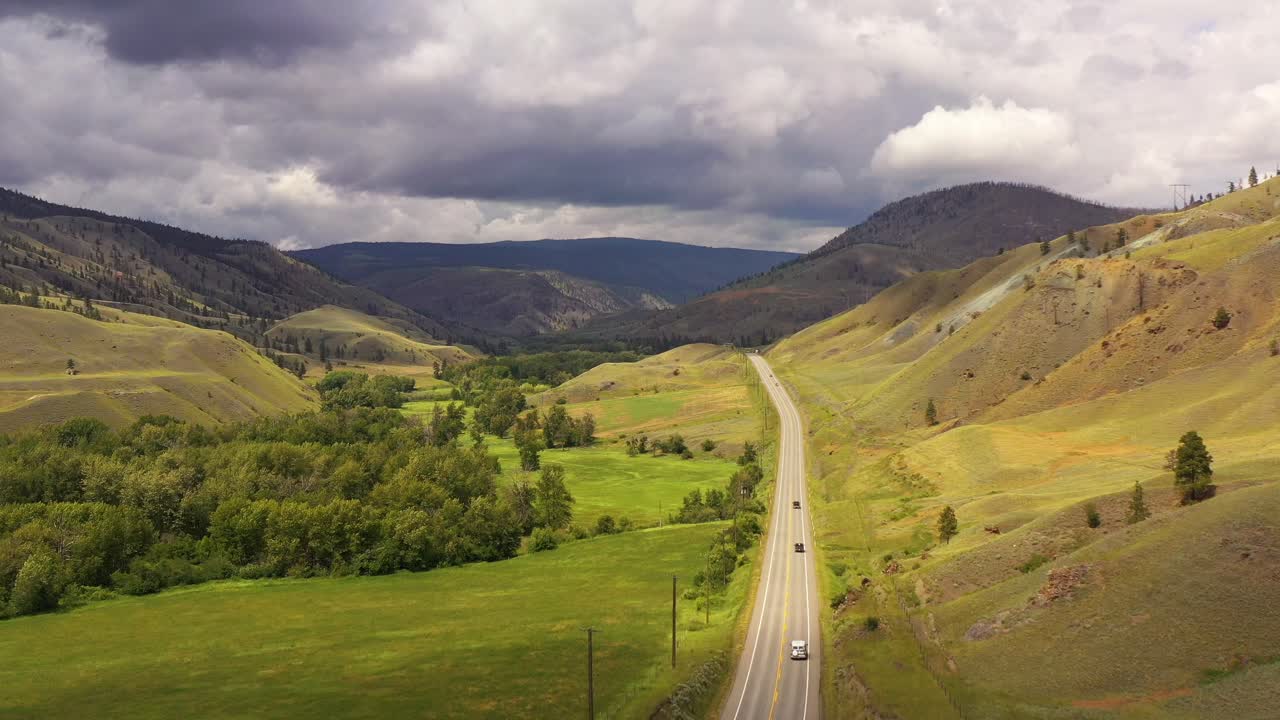 Il vibrante Cariboo: Paesaggio semi-desertico vicino a Clinton, BC