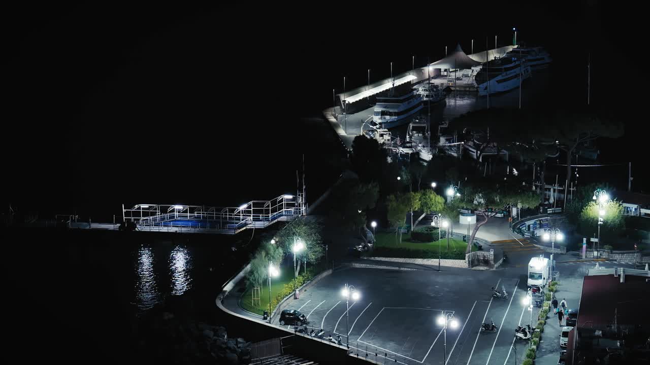 이탈리아 소렌토 마리나 주차장에서의 야간 풍경