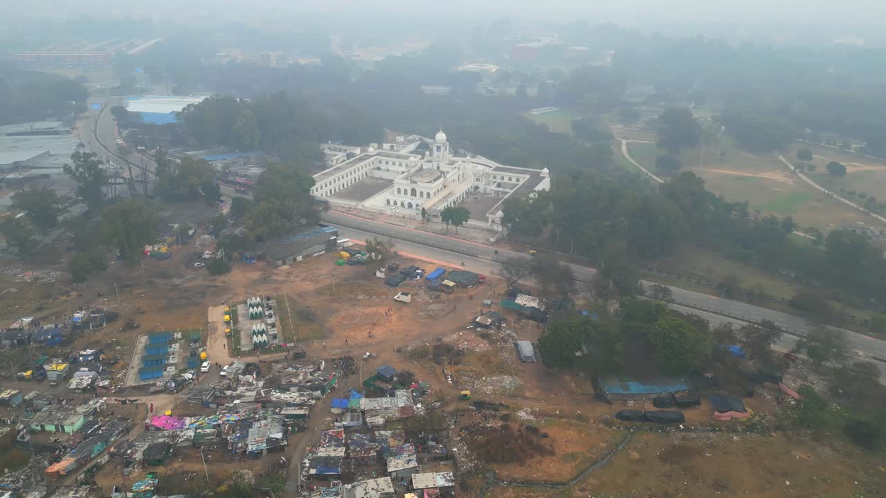 gran hotel en punjab para ver temprano en la mañana la ciudad de punjab vista de pájaro mohali india disparo de drone niebla de invierno