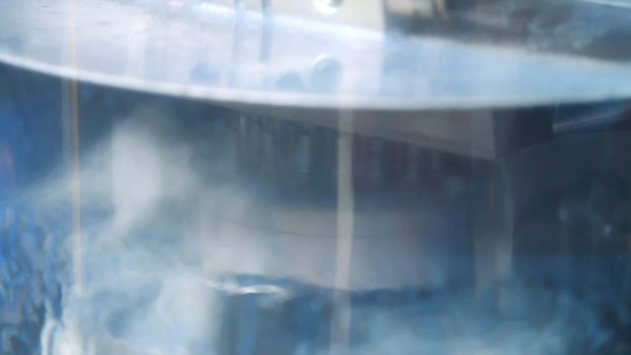 프레싱 기계에서 금속 가공하는 동안 금속 공백의 냉각