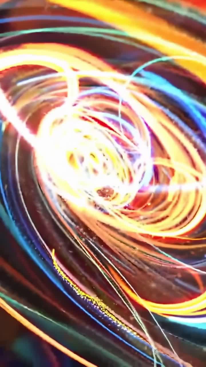 Dynamisk video af neonlys i bevægelse, fanget fra en lav vinkel for en levende effekt