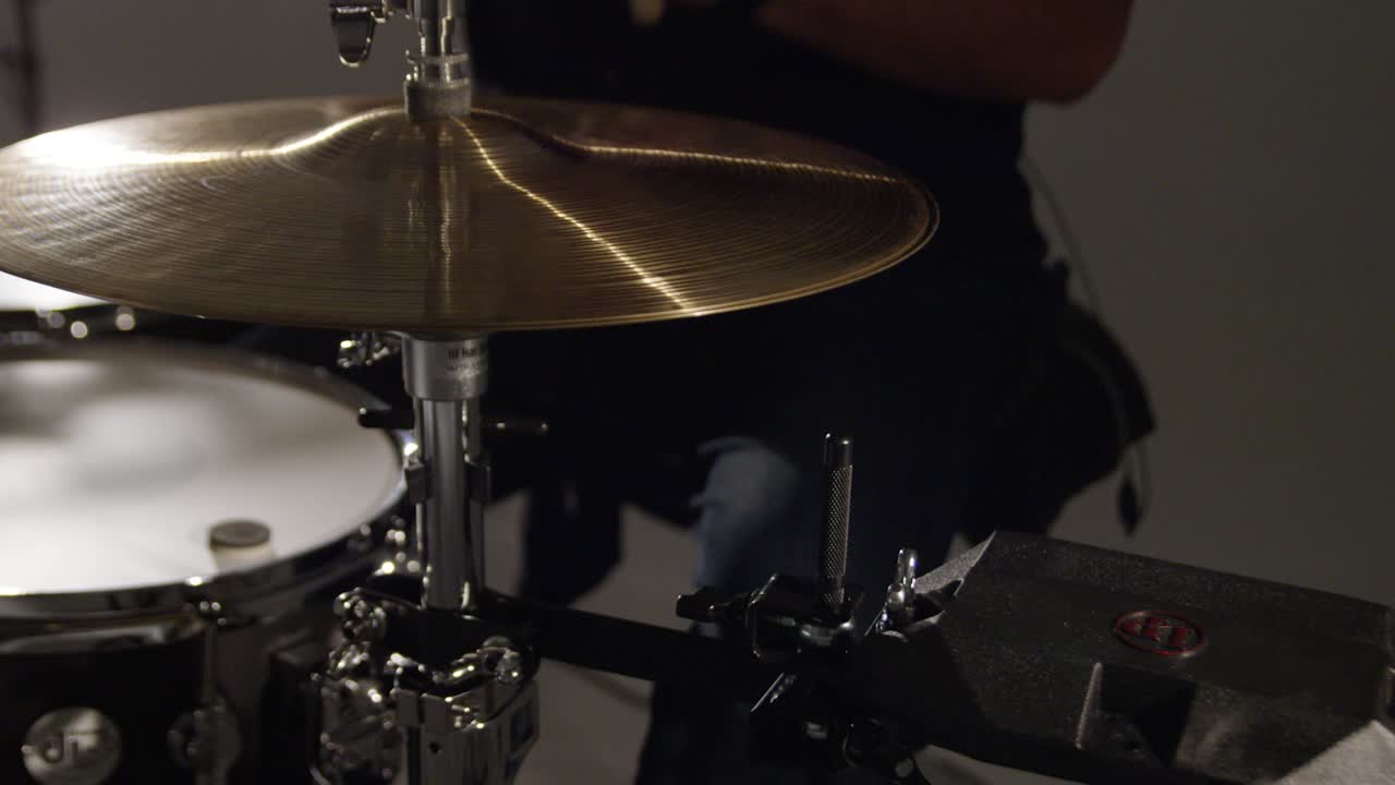 baterista tocando, xilografía lateral. actuación en vivo. camara lenta