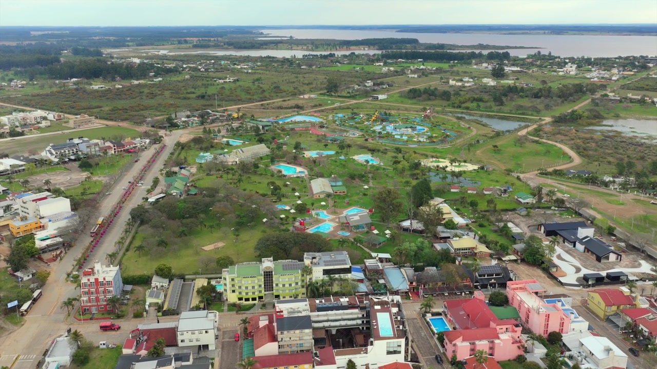 Veduta aerea della città turistica di Federacion e delle sue sorgenti termali all'alba a Entre Rios, Argentina