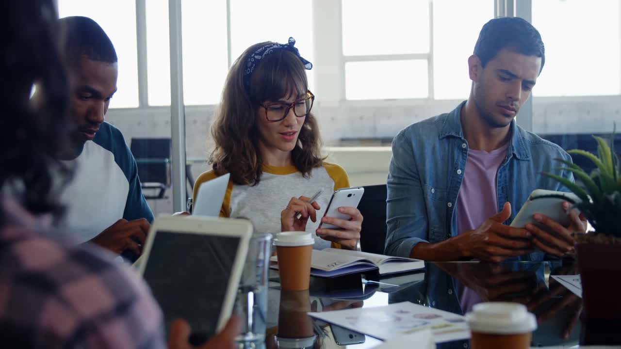 ejecutivos que usan teléfonos móviles y tabletas digitales