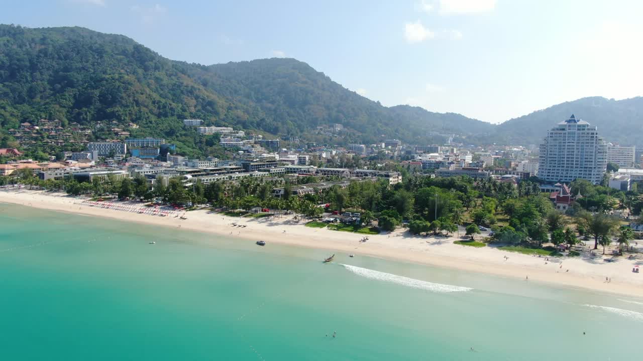 Paisaje con vista aérea de un destino popular con playas famosas. Playa de Patong. Provincia de Phuket, Tailandia.