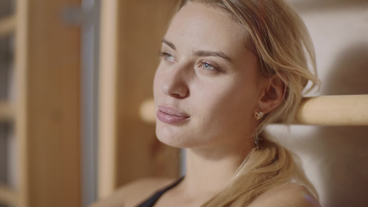 스포츠 클럽에서 카메라를 찾는 화가 난 스포츠 여성의 초상화.