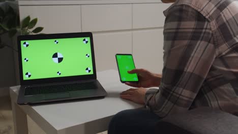 lado móvil de la cámara, mujer sosteniendo el teléfono con pantalla verde chromakey