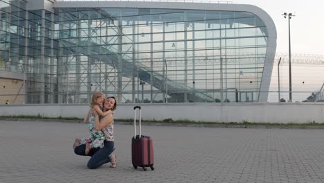 La-Madre-Se-Encuentra-Con-Su-Hija-Cerca-De-La-Terminal-Del-Aeropuerto-Con-Los-Brazos-Abiertos-Después-De-Largas-Vacaciones-En-Vuelo.