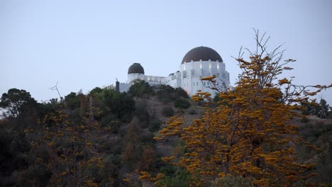 vista del observatorio griffith al anochecer