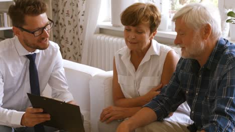 pareja de ancianos que planean sus inversiones con un asesor financiero