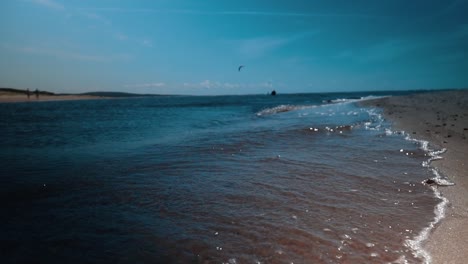 Agua-Azul-Golpeando-La-Playa-En-Cámara-Lenta