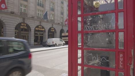 Außenansicht-Des-Ritz-Hotels-Am-Piccadilly-In-London,-Großbritannien-Mit-Roter-Telefonzelle-Im-Vordergrund