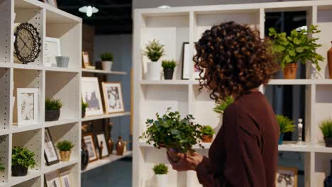 mujer mirando plantas en una exhibición de decoración del hogar