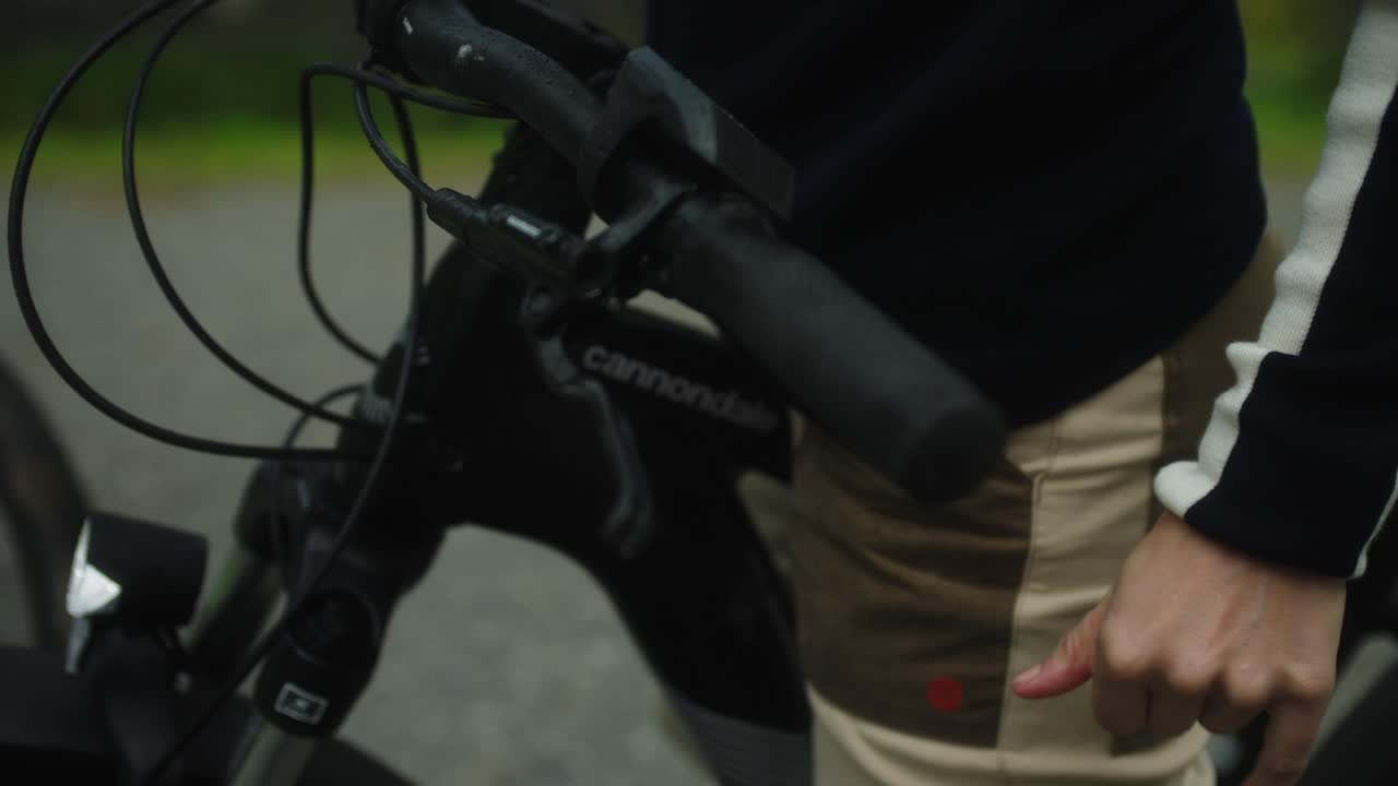 disparo de cerca de la mano agarrando el mango de la bicicleta