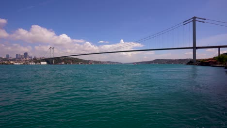 el puente de los mártires del 15 de julio, desde el bósforo de estambul, turquía.