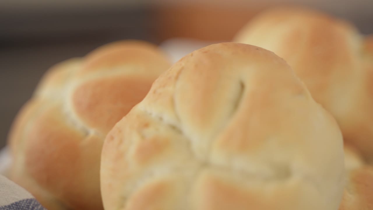 갓 구운 카이저 롤, 복사 공간이 있는 슬로우 모션으로 닫습니다.