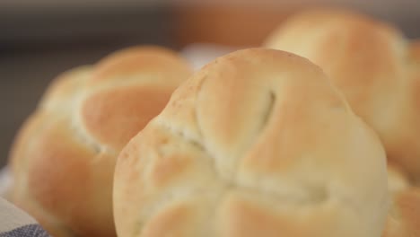 Frisch-Gebackene-Kaiserbrötchen,-Nahaufnahme-In-Zeitlupe-Mit-Kopierraum