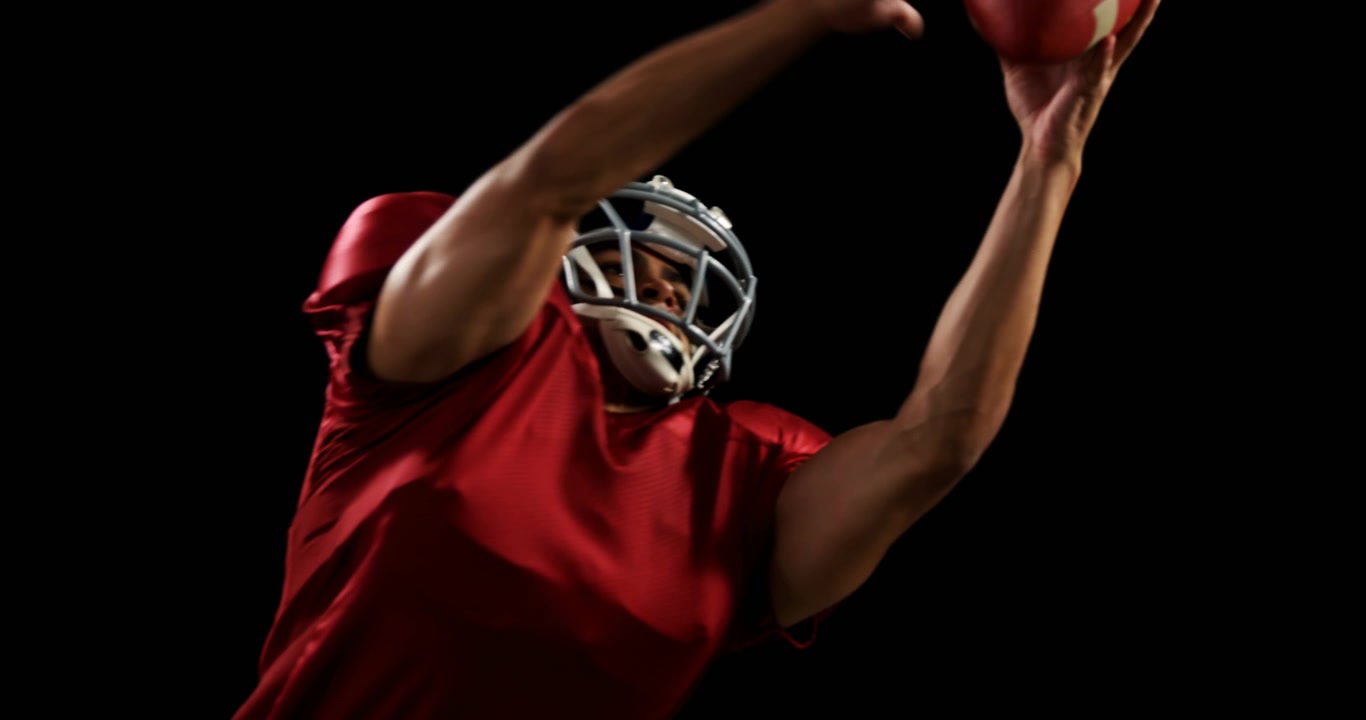 Giocatore di football americano che afferra il pallone 4k