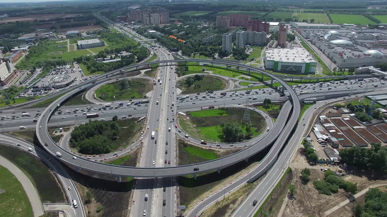 volando sobre un ocupado cruce con el tráfico de transporte circular en moscú, rusia
