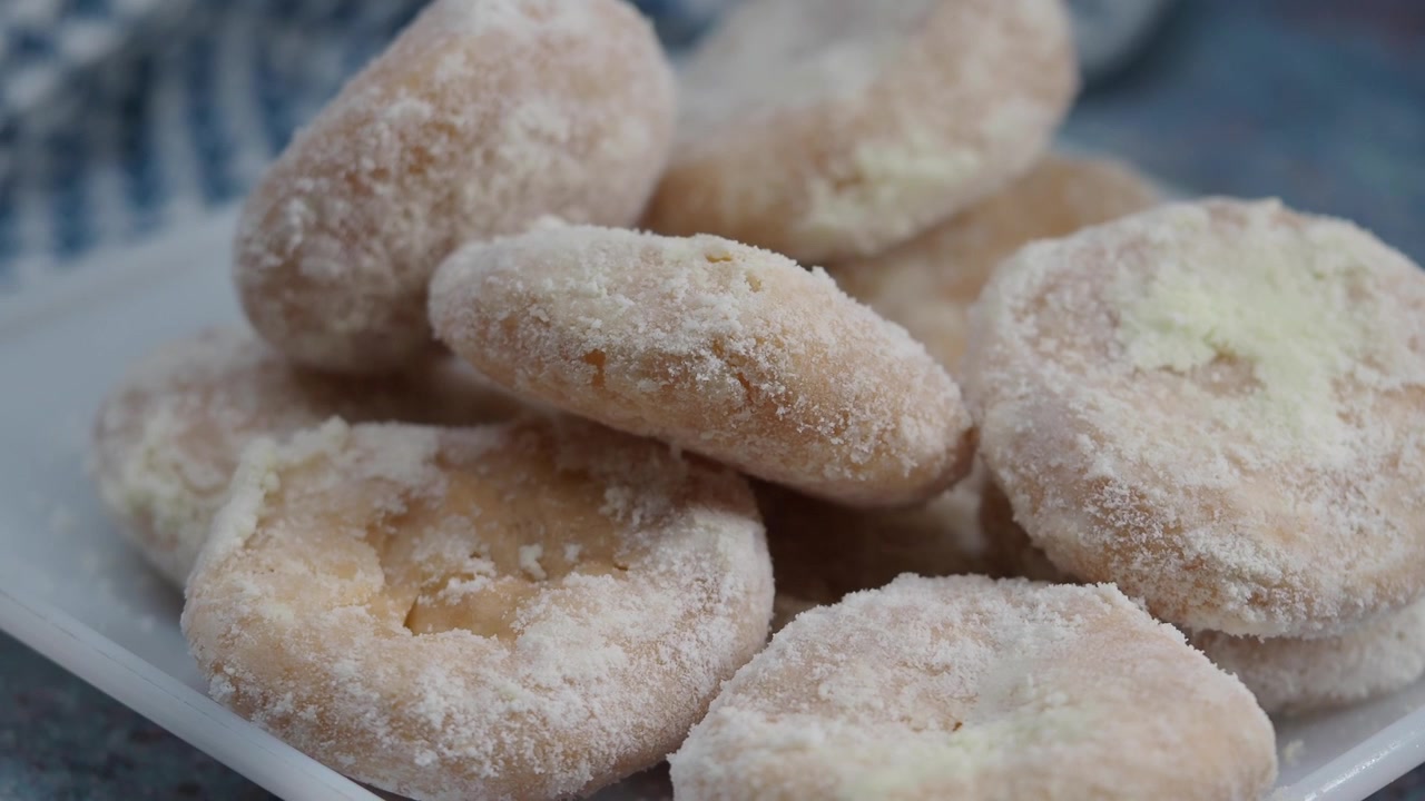 Close-up de biscoitos deliciosos cobertos de açúcar em um prato branco