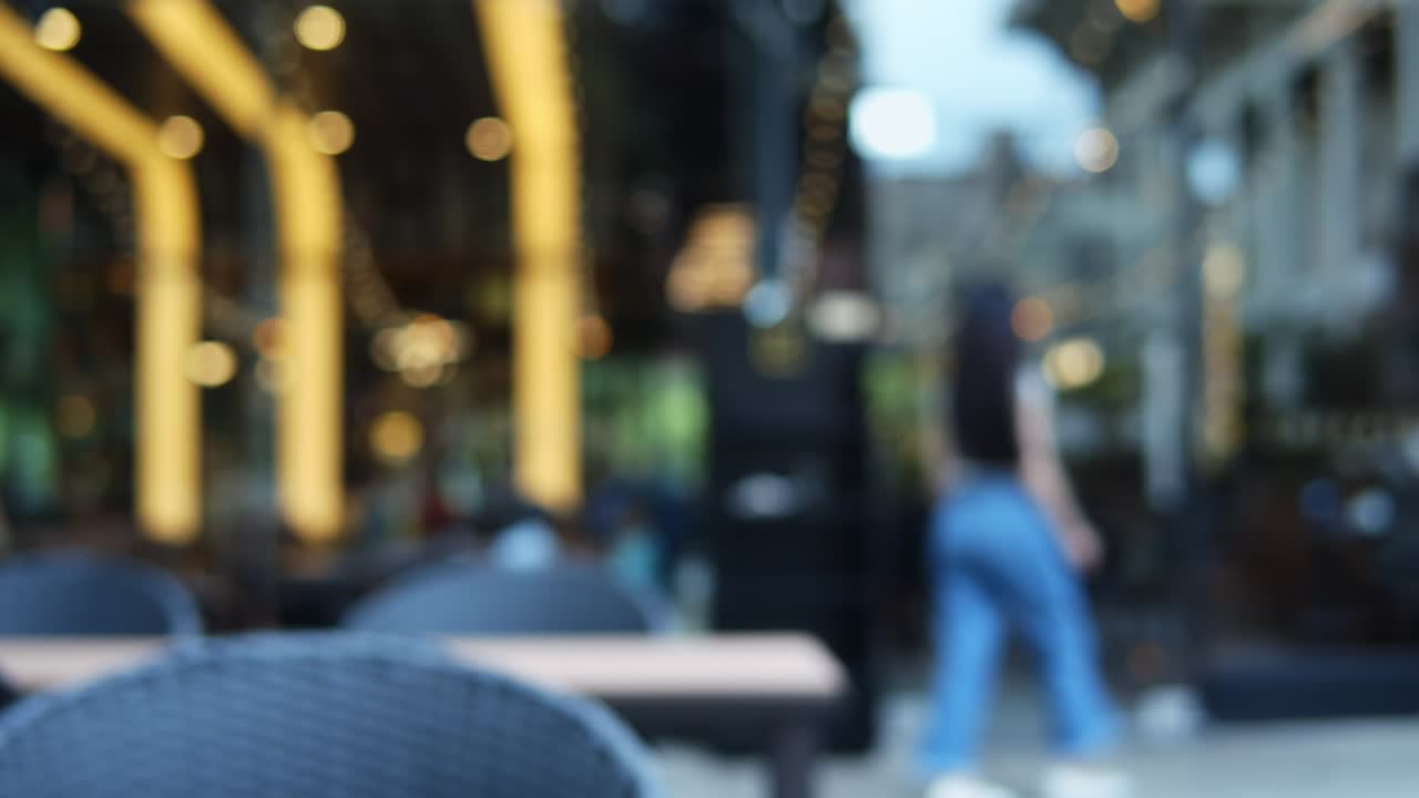Movimento sfocato di persone in un ristorante, sfondo sfocato