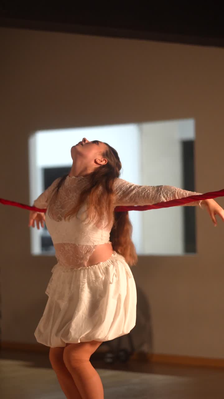 Spettacolo di danza contemporanea con corda rossa