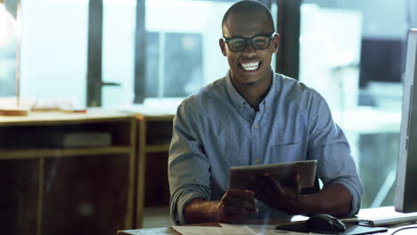 Un-Joven-Empresario-Que-Trabaja-Hasta-Tarde-En-Un-Digital