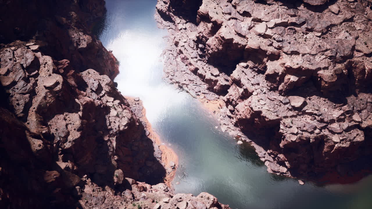 Vista aerea di un canyon con un fiume che lo attraversa