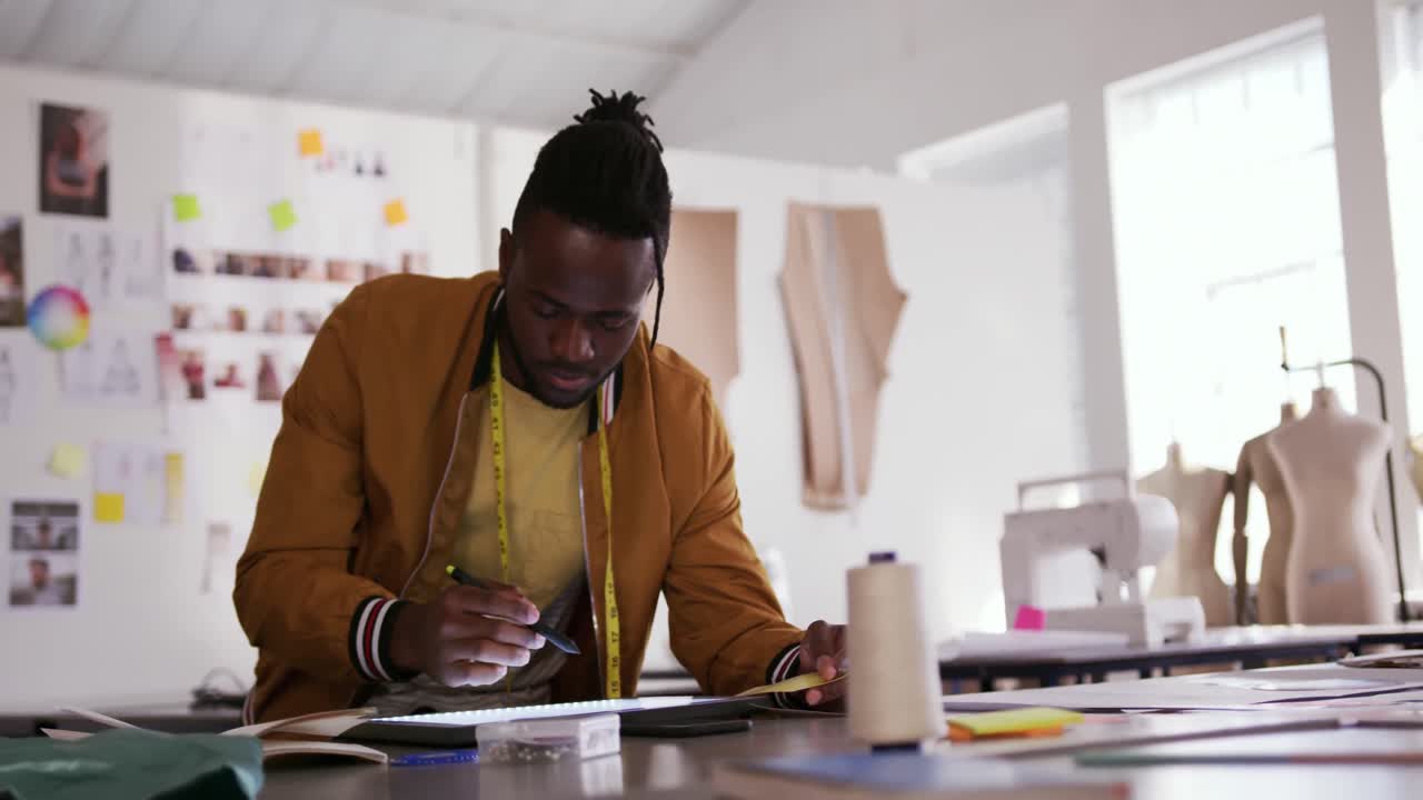 hombre de raza mixta trabajando en una oficina de moda
