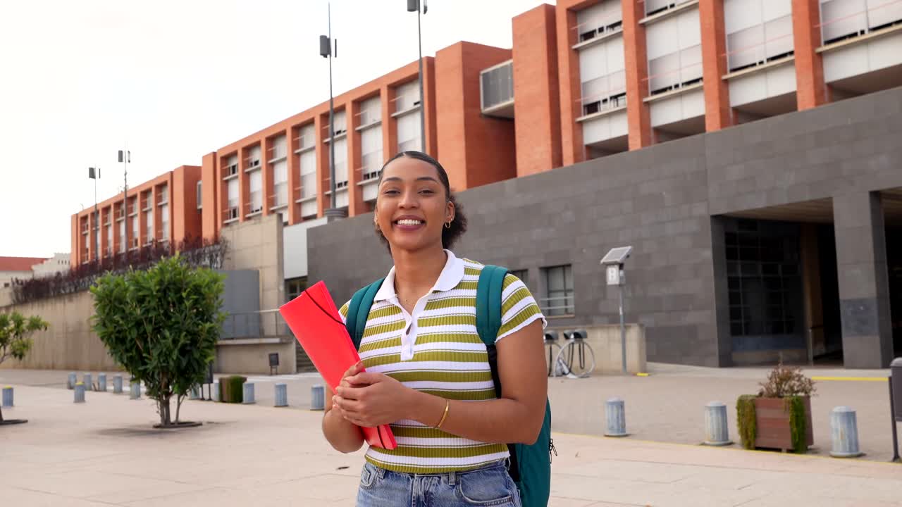 Giovane studente nel campus universitario