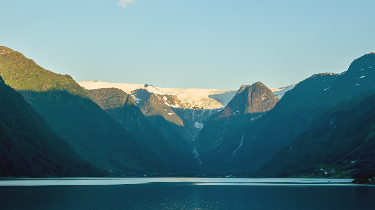 Naturskøn udsigt over Briksdalsbreen-gletsjeren bag bjergkamme, der omgiver Oldenvannet i Norge