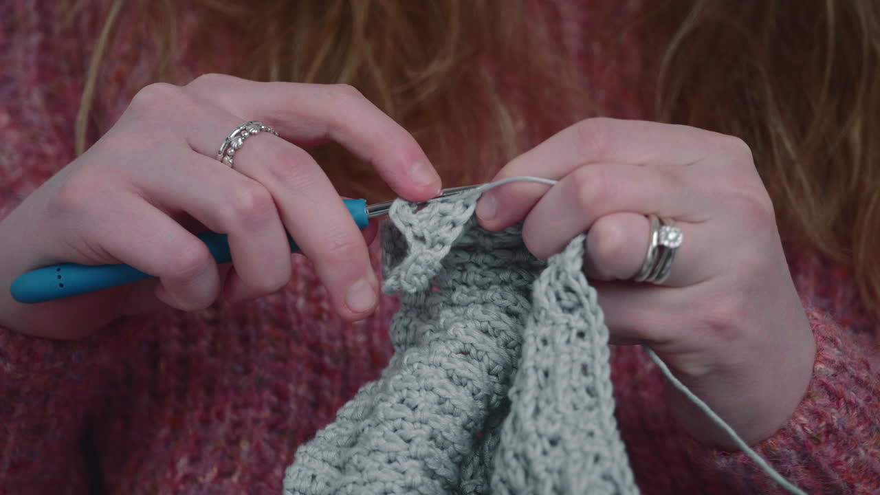 집에서 크로셰 뜨개질을 한 여성 니트 - 후크와 원사가 있는 여성 손 - 클로즈업