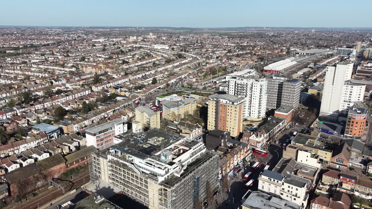 Ripresa aerea panoramica con drone della via principale del centro di Ilford, East London, Regno Unito.