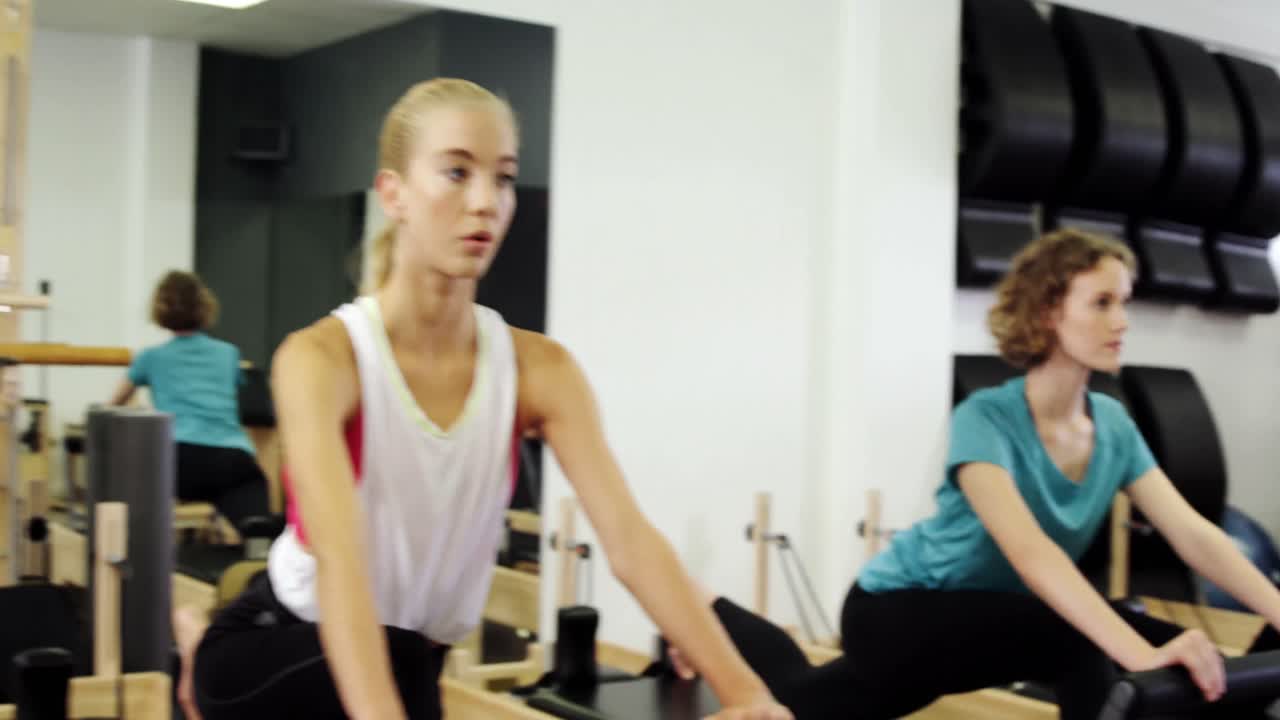 피트니스 스튜디오 에서 운동 하는 아름다운 여자 들