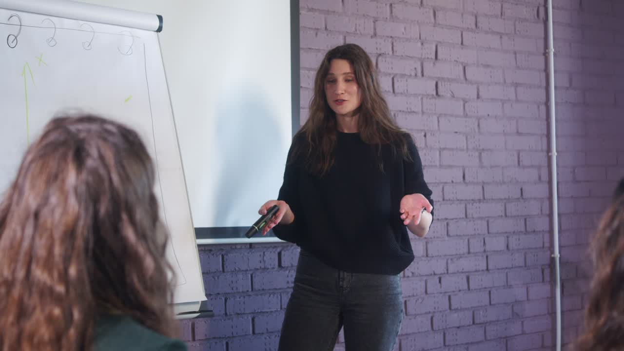 entrenadora femenina que enseña a un equipo diverso de gerentes de ventas en la oficina en un taller de capacitación empresarial corporativa. presentadora de entrenadora de negocios que habla y muestra ideas a personas en un seminario para empleados de la empresa.