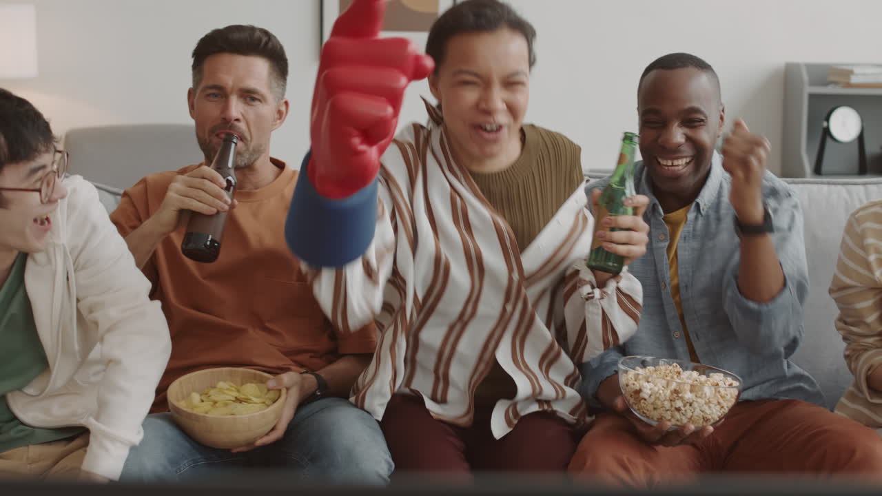 amigos viendo deportes en casa