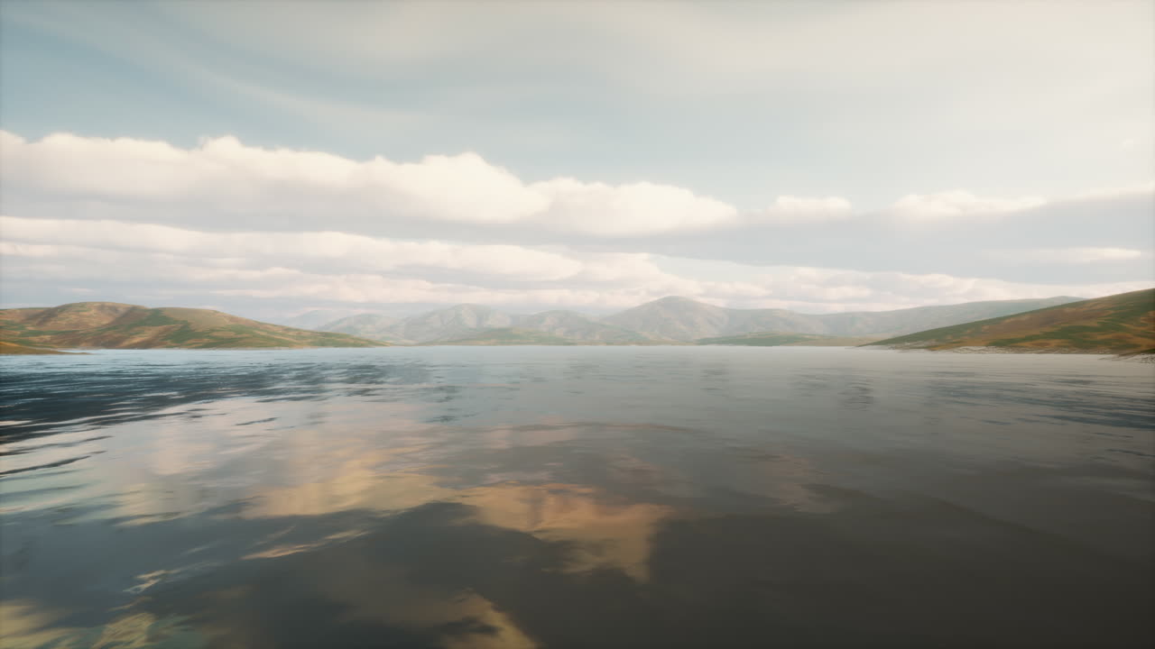 해가 지는 아름다운 평온한 호수