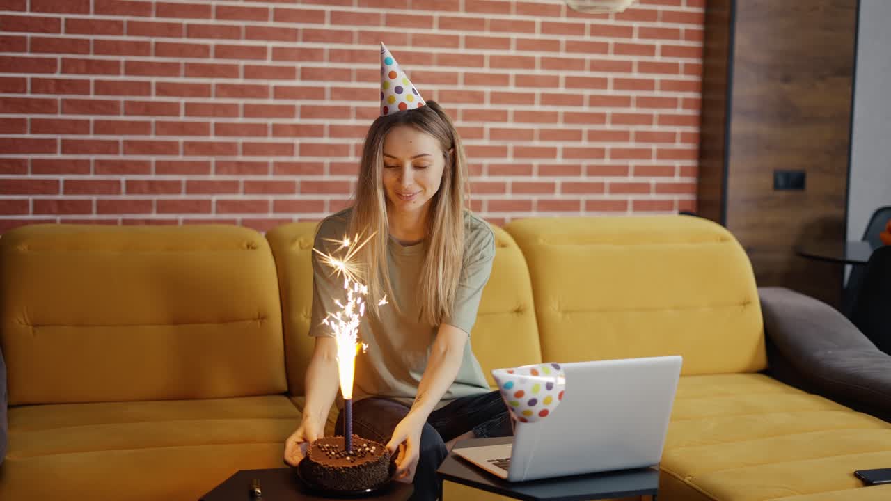 mujer rubia atractiva celebrando un cumpleaños lejano en línea con amigos videoconferencia laptop