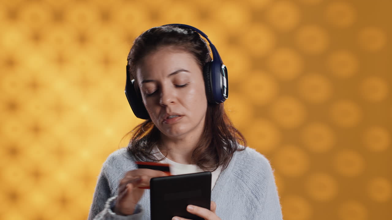 mujer comprando libros electrónicos para lector electrónico, escribiendo en pantalla, fondo de audio