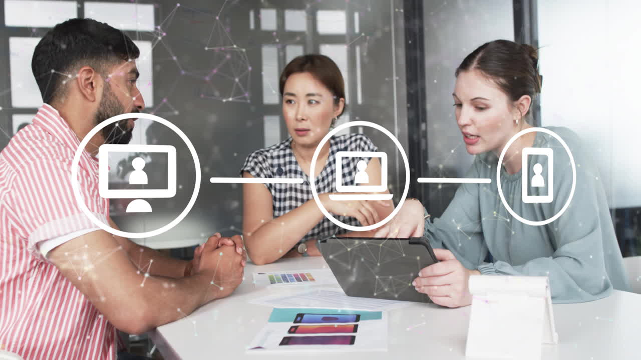 디지털 아이콘의 애니메이션과 데이터 처리가 사무실에서 다양한 비즈니스 사람들을 대상으로합니다.