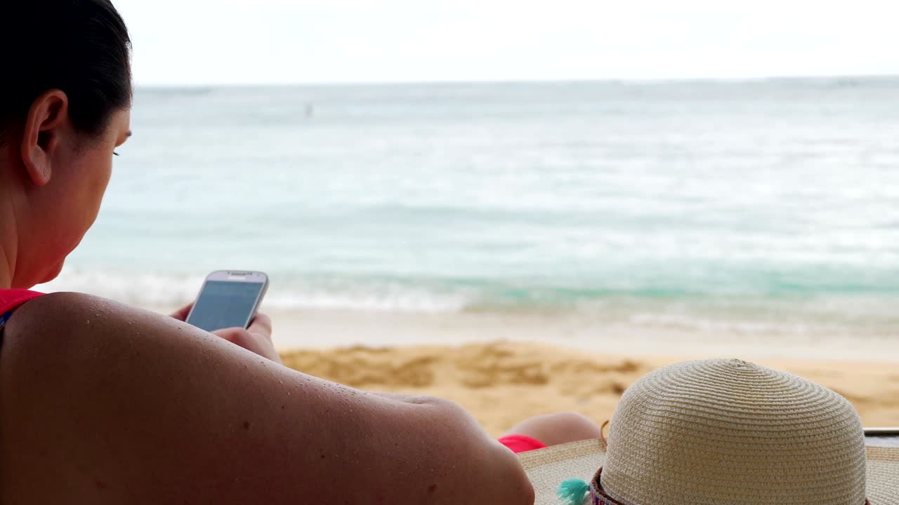 mujer usando un teléfono inteligente en cámara lenta 4k