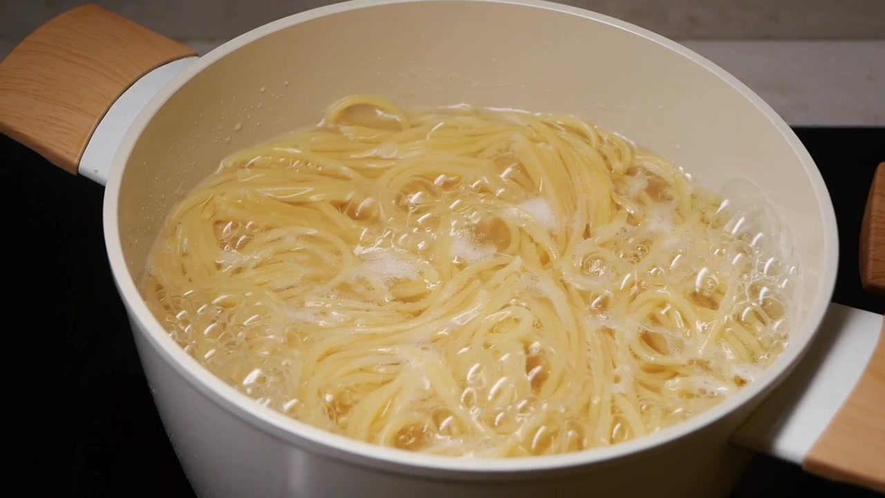 Spaghetti che bollono in una pentola sul fornello.
