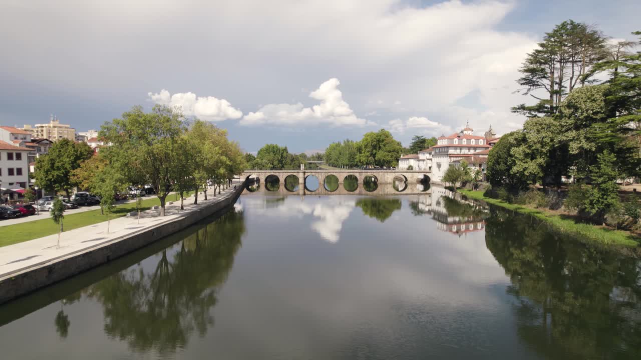 vista aérea hacia adelante a nivel del suelo sobre el río tamega
