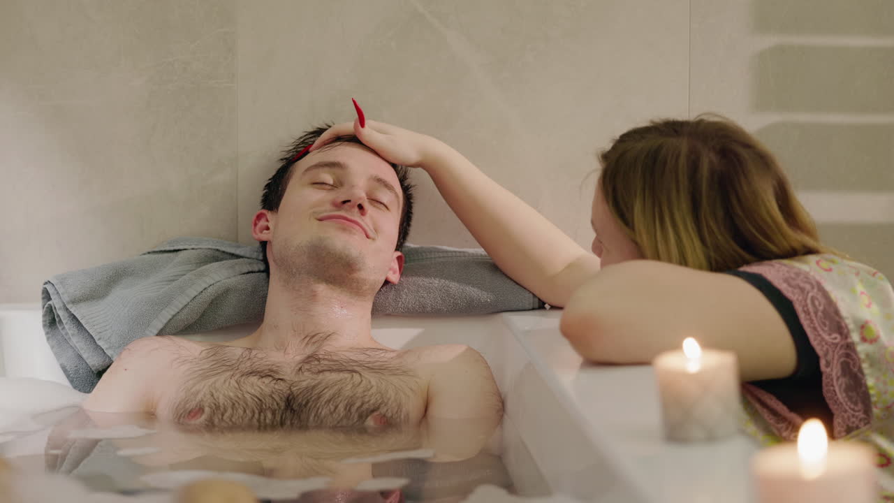 목욕탕 에서 휴식을 취 하는 부부