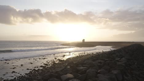 Küstengebiet-In-Island-Bei-Hellem-Sonnenaufgang-Mit-Leuchtturm,-Antenne