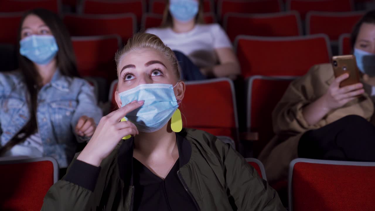 personas viendo una película en un cine durante la pandemia de covid-19
